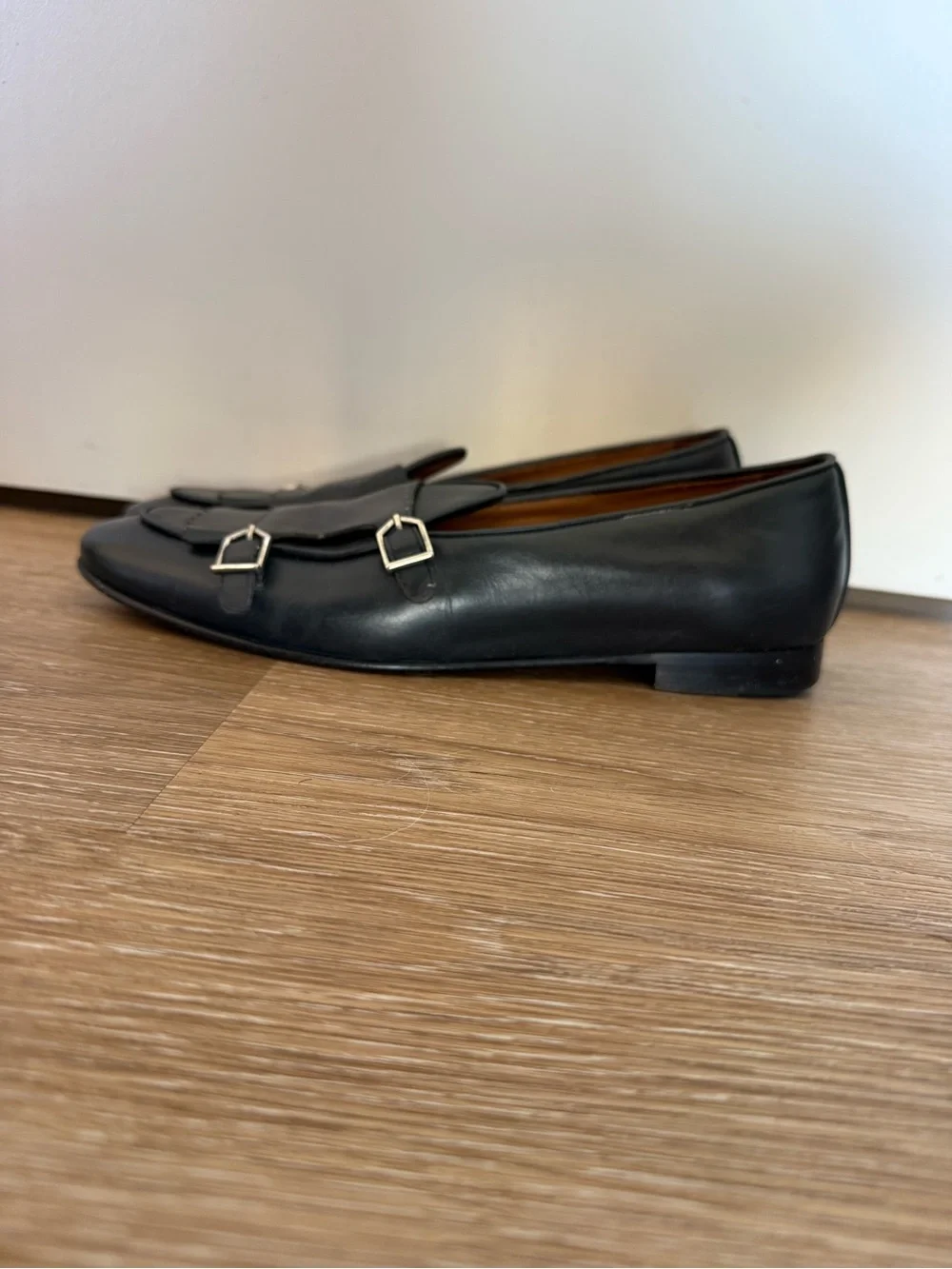 Superglamorous naby Leather Tassel  Loafers with Buckle Detail